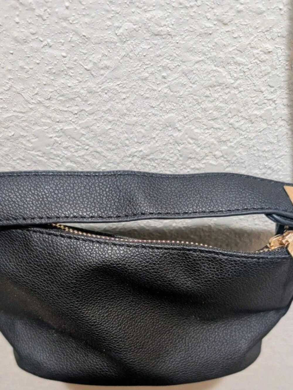 Black Leather Crossbody Shoulder Bag w/adjustable straps gold tone hardware New